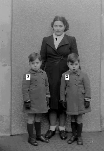 Personnes non identifiées, probablement de confession juive : une mère et ses deux fils (vue 1), deux enfants (vue 2).